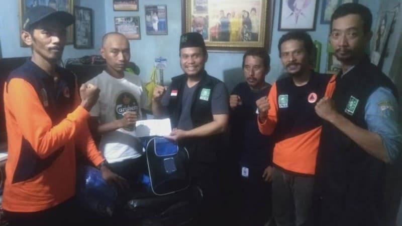 Tim NU Peduli Jenguk Dua Relawan Banjir Jakarta yang Sakit dan Cedera