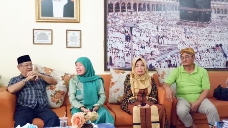 KH Anwar Musaddad Jadi Imam Dua Presiden