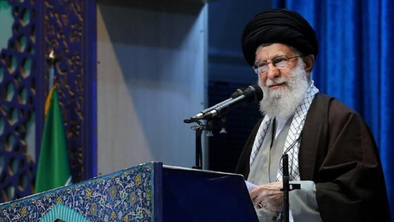 Ayatollah Ali Khamenei saat Khutbah Jumat, Sebut Trump ‘Badut’-Iran Siap Bernegosiasi