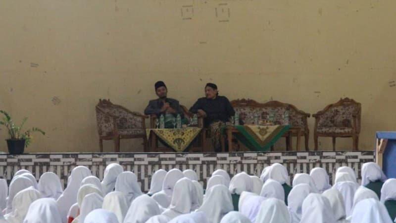 Gus Ulil Ngaji Ihya Dadakan di Pesantren Miftahul Huda Manonjaya