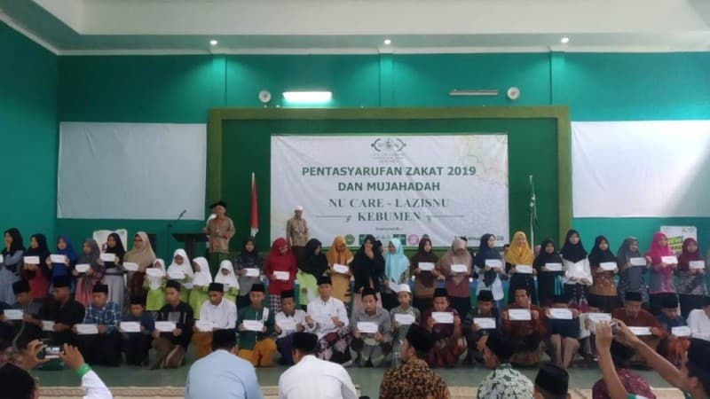 NU Care-LAZISNU Kebumen Berikan Beasiswa kepada 100 Santri