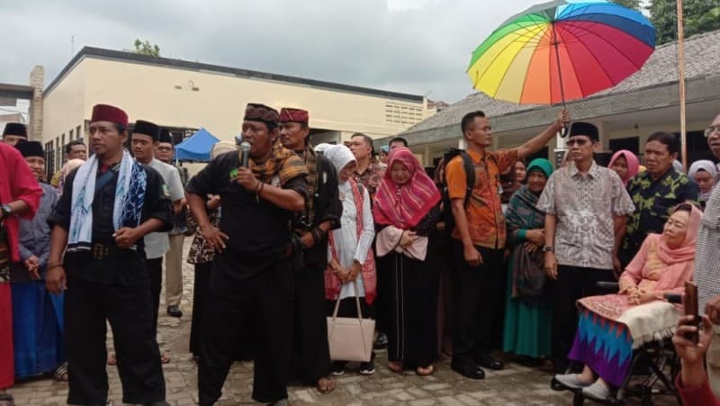 Hadiri Haul, Nyai Sinta Nuriyah Sumringah Disambut Tradisi Palang Pintu