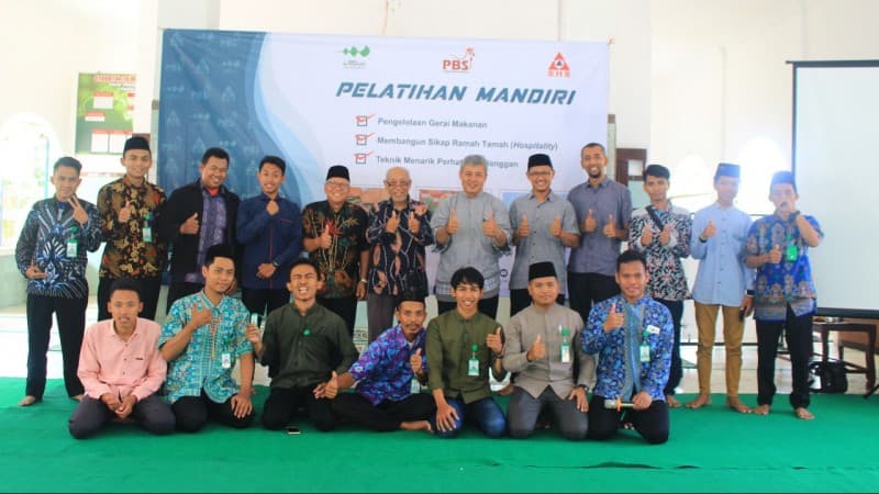 Kembangkan Ekonomi Masyarakat, Pesantren Seblak Bagikan Puluhan Gerobak Usaha