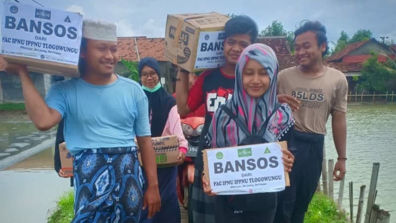 Pelajar NU di Pati Bantu Warga Korban Angin Puting Beliung