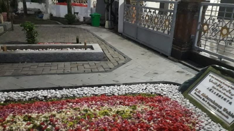 Gus Sholah akan Dimakamkan Satu Lokasi dengan Ayah dan Kakeknya