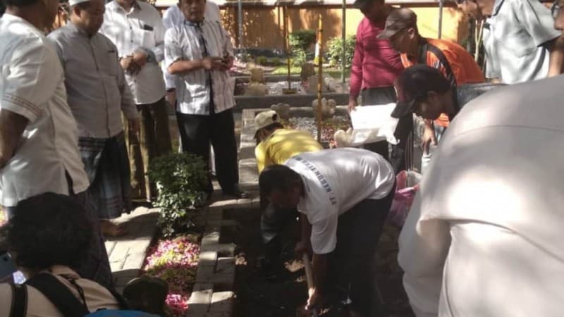 Gus Sholah Minta Dimakamkan di Sebelah Gus Dur