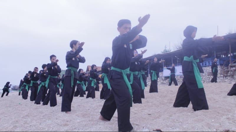Pupuk Paseduluran, Pagar Nusa Kartasura Gelar Latihan di Pantai Gunung Kidul