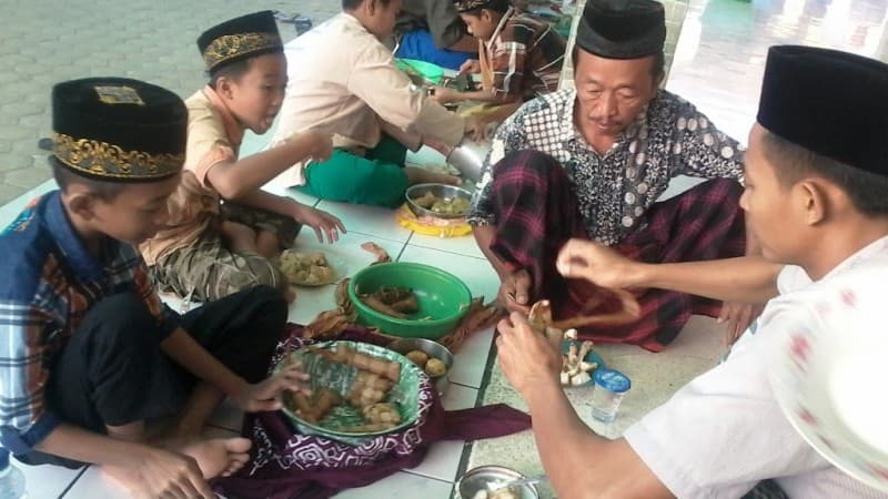 Tradisi yang Diingkari dan yang Dilestarikan 