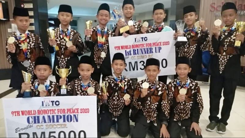 Puluhan Santri di Blitar Juara Umum Lomba Robot Internasional