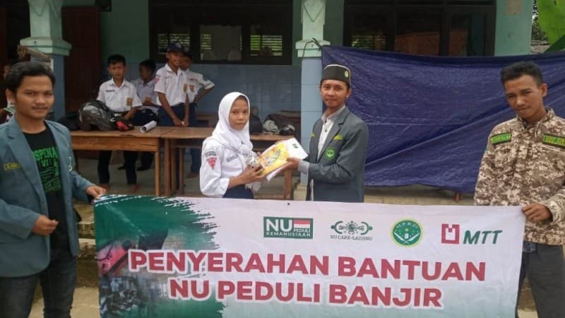 NU Peduli dan Majelis Taklim Telkomsel Bantu Sekolah Terdampak Banjir di Lebak