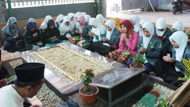 Pelajar NU Pangkah Napak Tilas Tokoh Kabupaten Tegal