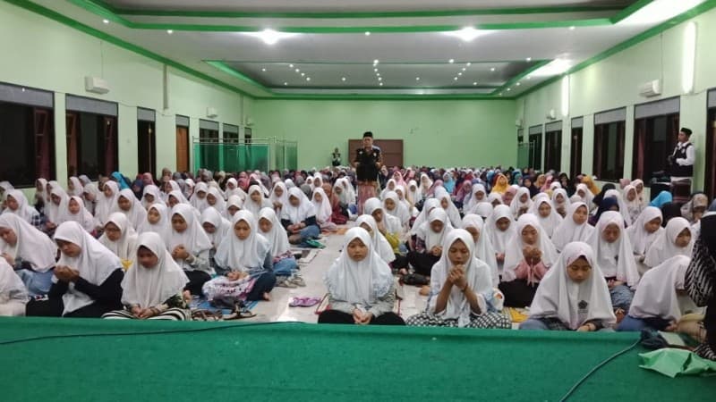 Ratusan Santri Mambaul Ma'arif Jombang Hilangkan Malas dengan Ruqyah