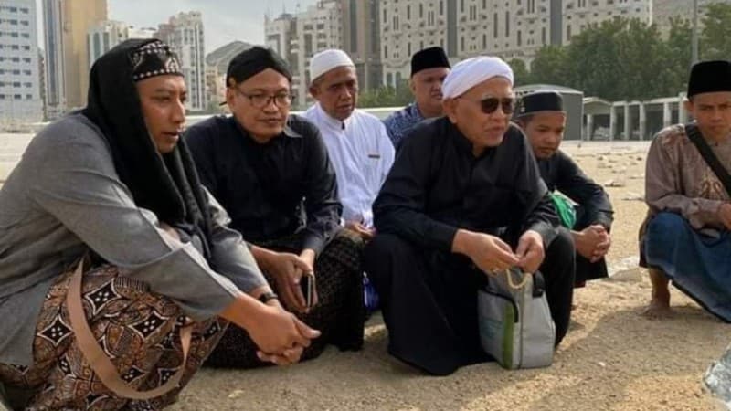 Cerita Gus Mus saat Ziarah ke Makam KH Maimoen Zubair di Makkah