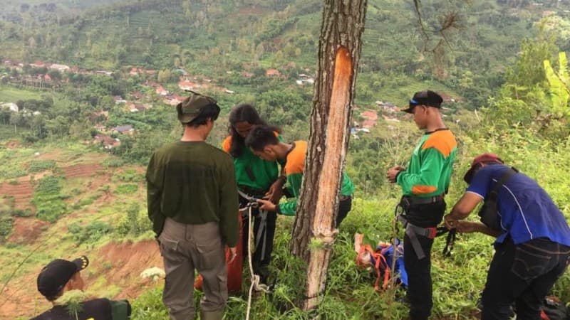 Cegah Longsor, LPBINU Ponorogo Tanam Vettiver di Desa Banaran