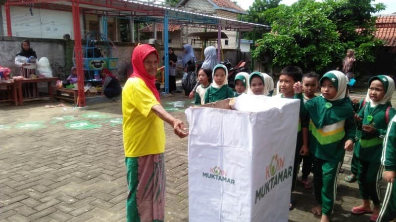 Semangat Sejumlah Emak dan Anak Sumbang Muktamar NU 