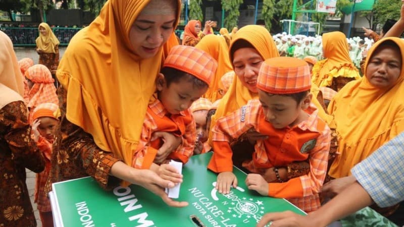 Siswa-siswi Sekolah Ta’miriyah Surabaya Sisihkan Uang untuk Muktamar NU