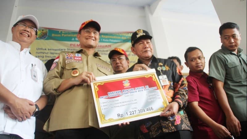 Kunjungi Korban Banjir di Pekalongan, Mensos Beri Bantuan dan Sapa Warga di Pengungsian