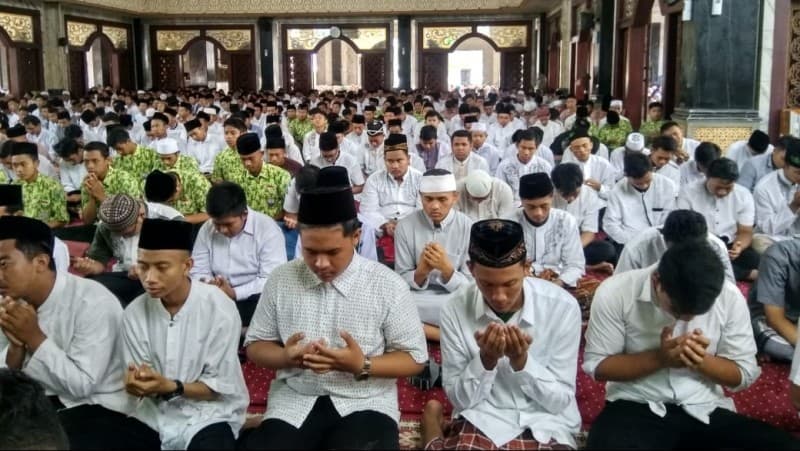 Jelang UN, Ribuan Pelajar Jombang Perkuat Mental Spiritual dengan Istighotsah