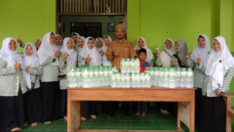 Fatayat NU Mejobo Kudus Perkenalkan Air Kemasan Berlogo AINU