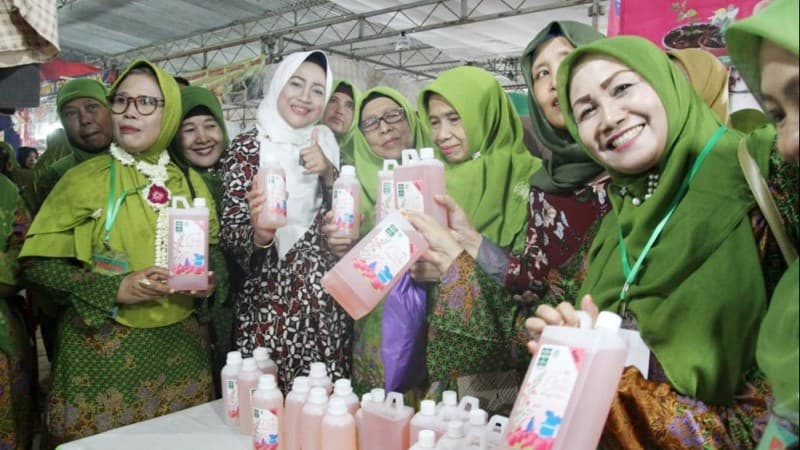 Peringati Harlah Ke-74, Muslimat NU Bumiayu Gelar Bazar UMKM