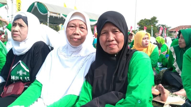 Cinta NU, Nenek 69 Tahun Ini Semangat Jalan Pagi Bareng Gus Mus