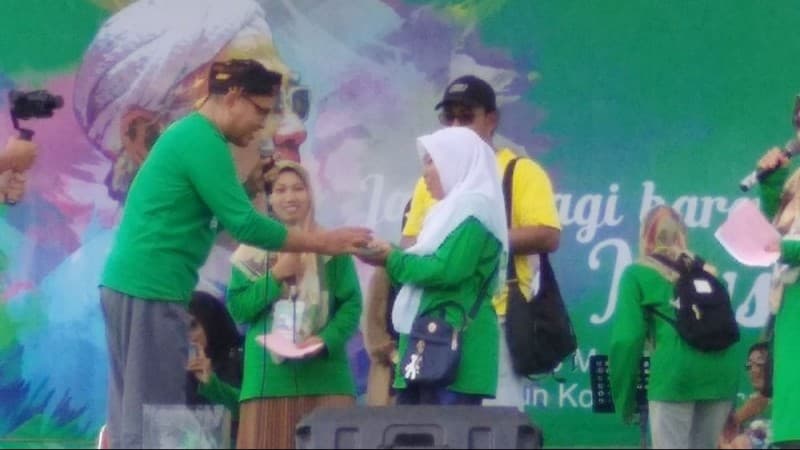 Wanita Ini Menangis Dapat Hadiah dari Gus Mus