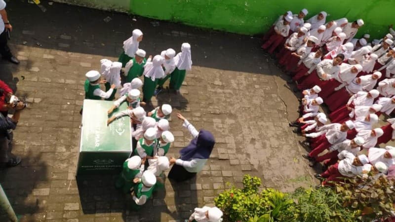 Siswa TK Hingga SMP Al-Hikmah Dewantara Surabaya Sukesakan Koin Muktamar