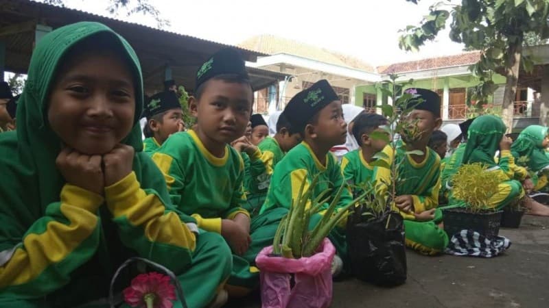 Mengajak Siswa MI NU Karanganyar Sedekah Tanaman