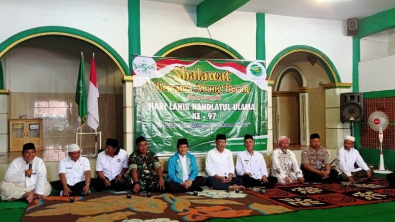 Resepsi Harlah, NU Bondowoso Beri Bantuan Ratusan Pengayuh Becak