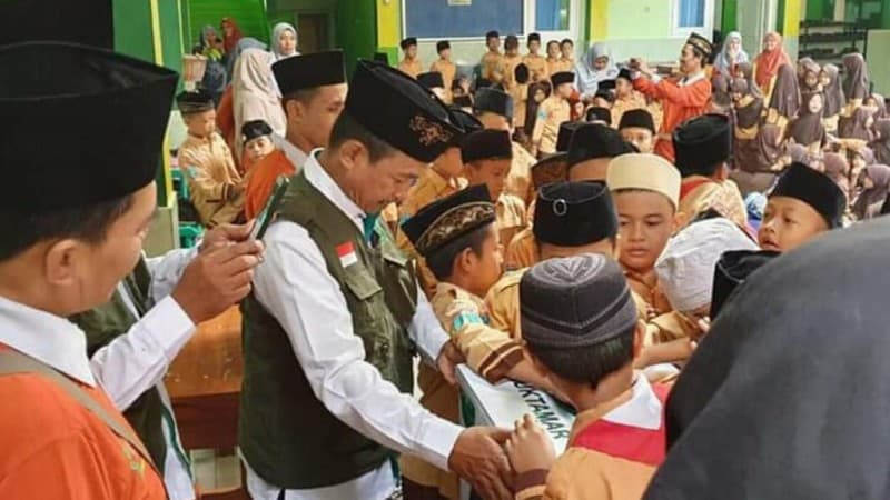 Santri dan Siswa MI Al-Hidayah Ramai-ramai Galang Koin Muktamar