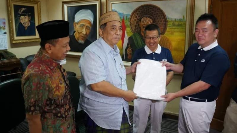 Tzu Chi Serahkan 100 Alat Pelindung Diri dari Covid-19 kepada PBNU