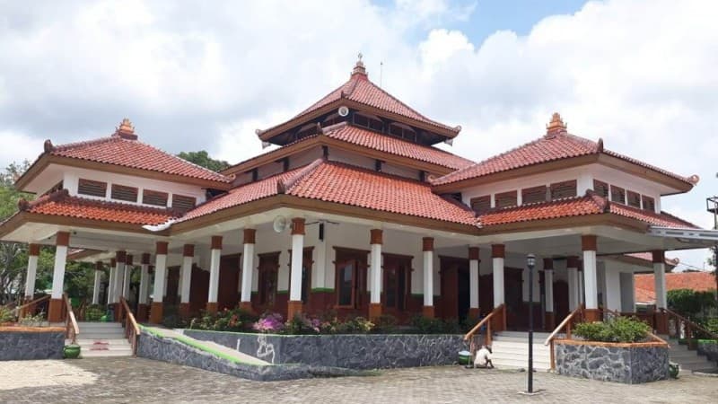 Laksanakan Shalat Jumat, Masjid Pemkab Tegal Terapkan Protokol Kesehatan