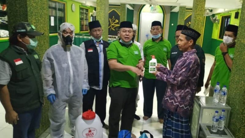 Selain Semprot Masjid, Satgas PWNU DKI Peduli Covid-19 Berbagi Gel Pembersih Tangan