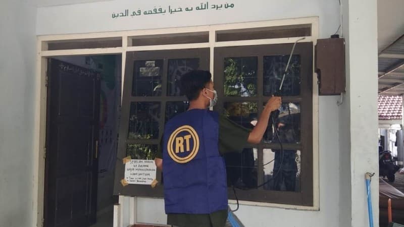 Pesantren Darul Falah Besongo Semprotkan Disinfektan Cegah Corona