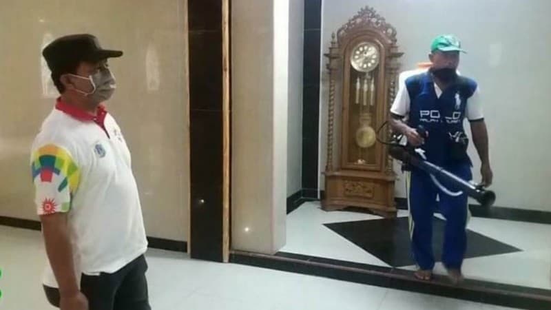 Bersih-bersih Masjid LTMNU Jakut Antisipasi Corona