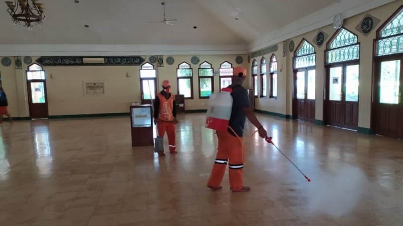Tangkal Covid-19, Masjid Gus Dur Kembali Disemprot Disinfektan