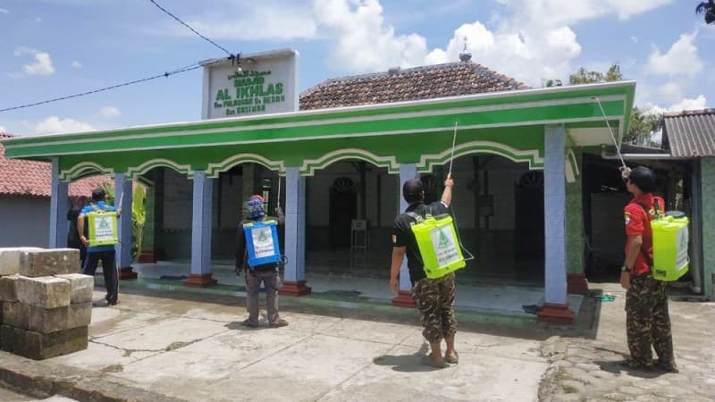  Waspadai Corona, Ansor Bojonegoro Semprot Fasilitas Umum