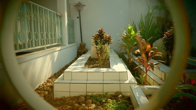 Larangan Duduk, Bersandar, dan Berjalan di Atas Kuburan