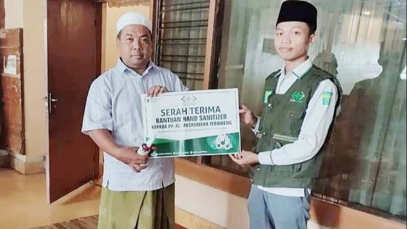 Bantu Cegah Covid-19, LAZISNU Jombang Bagikan Gel Pembersih Tangan Ke Pesantren