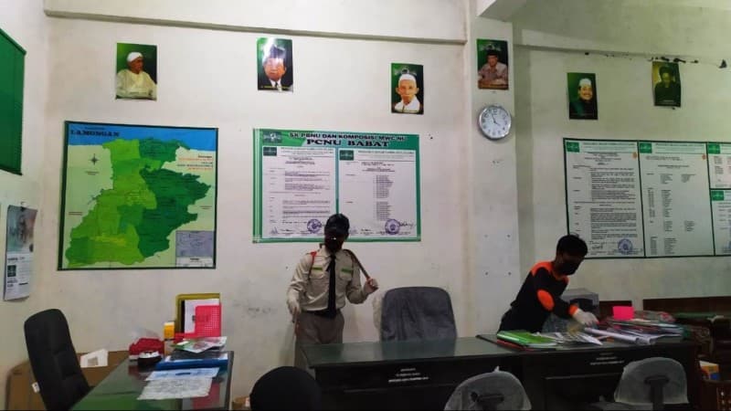 Kantor NU dan Pesantren di Babat Lamongan Disemprot Disinfektan