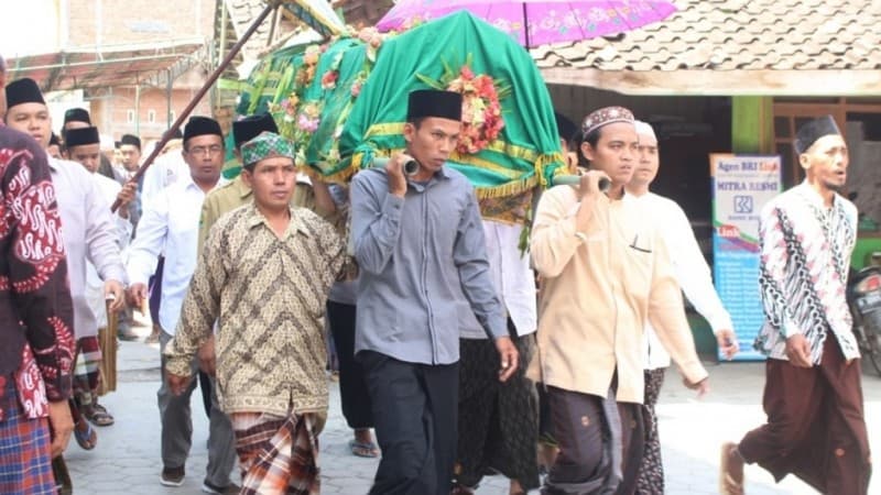 Tata Cara Mengiringi Jenazah