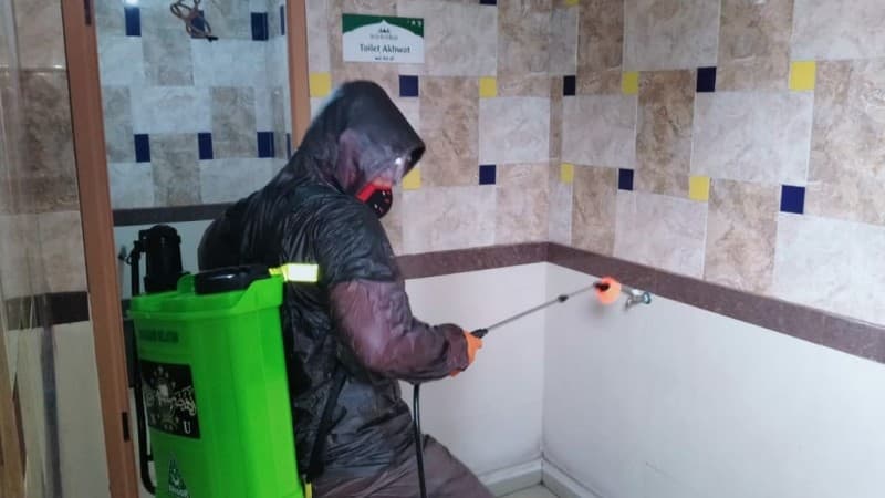 Ansor Kelurahan Sukabumi Selatan Semprotkan Desinfektan di 6 Pusat Kegiatan Keagamaan