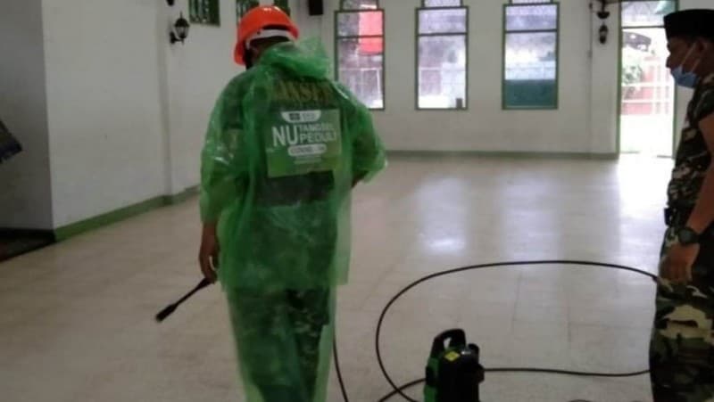 NU Peduli Semprotkan Disinfektan di IIQ Tangsel