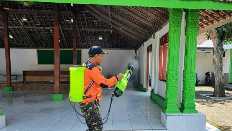 Banser di Jombang Keliling Desa Semprot Tempat Ibadah dengan Disinfektan