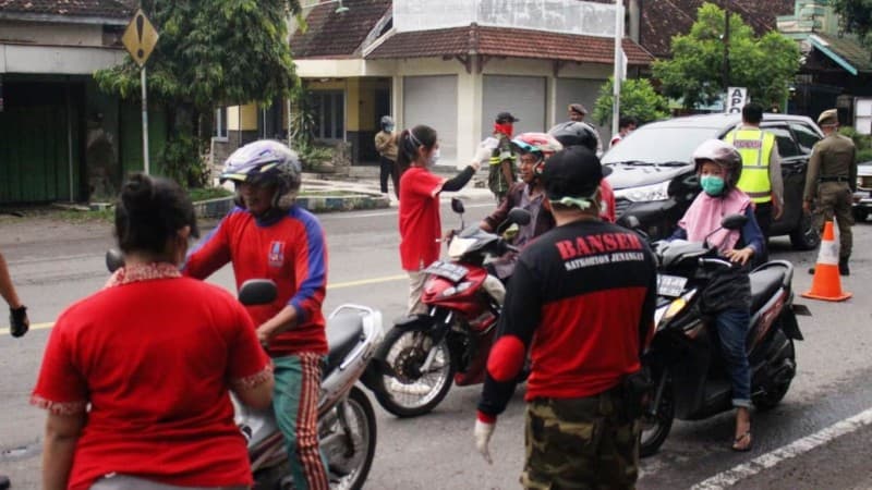 Pastikan Covid-19 Tidak Menyebar, Banser Ponorogo Jaga Perbatasan