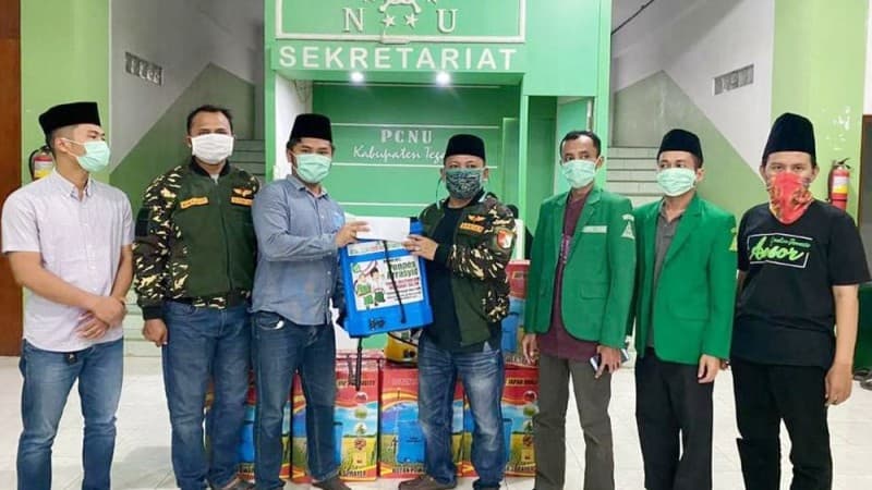 Cegah Covid-19, Ansor Tegal Terima Bantuan 100 Alat Penyemprotan Disinfektan