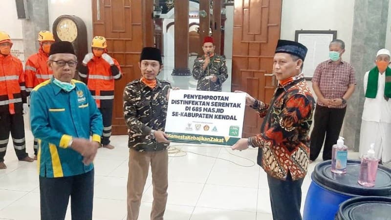 Lindungi Jamaah, 685 Masjid Kendal Dapat Semprotan Disinfektan dari Ansor