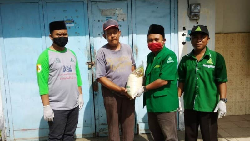 Antisipasi Dampak Darurat Corona, Ansor Situbondo Bagikan Sembako