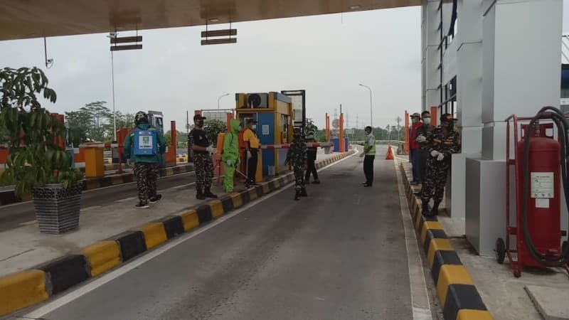 Giliran Stasiun Kereta Api dan Pintu Keluar Tol Pasuruan Disemprot Disinfektan