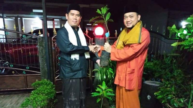 Lakpesdam Kabupaten Sukabumi Bagikan Ratusan bibit Mangga dan Sirsak